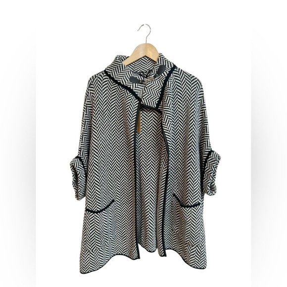 Steve Madden Sweaters - Steve Madden Cape Shawl Sweater Womens One Size Black White Short Sleeve Knitted